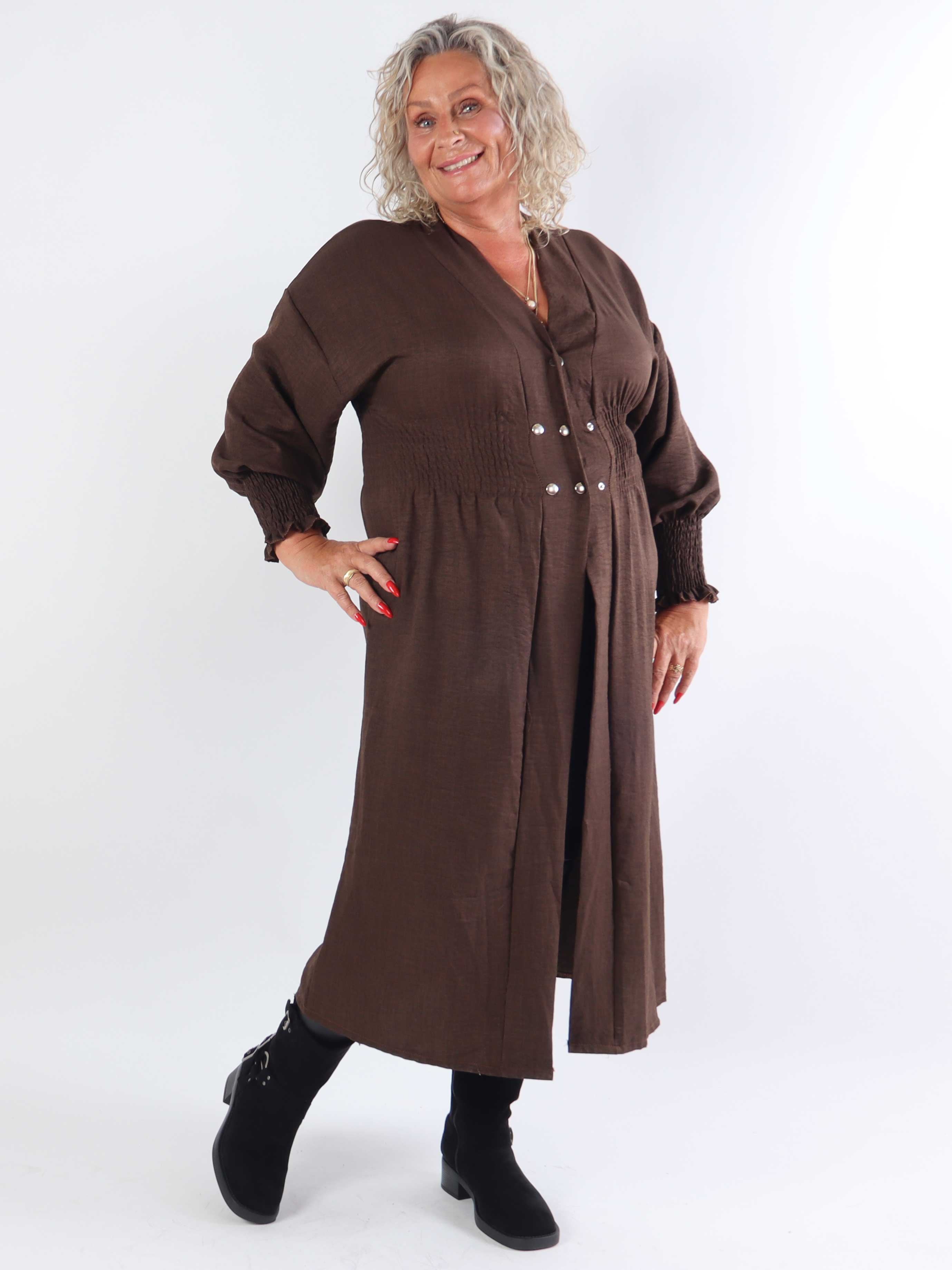 Samara - Sød plus size kjole med smock og knapper